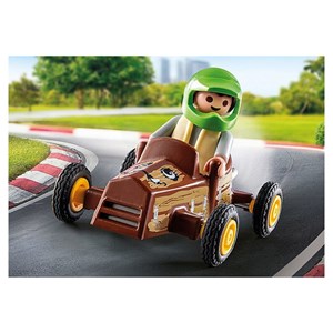 Enfant avec voiture de karting