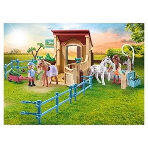 Cavalières avec box et poneys