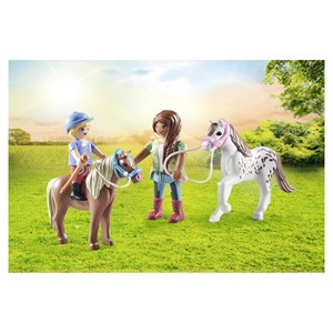 Cavalières avec box et poneys