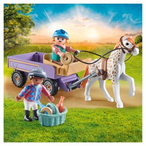 Enfants avec calèche et poney