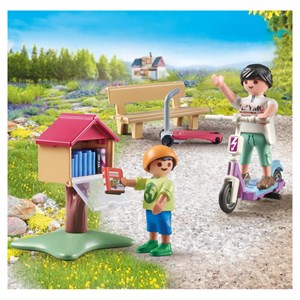 Boite a livres avec maman et enfant