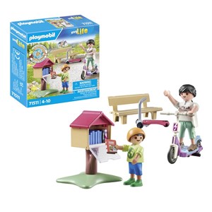 Boite a livres avec maman et enfant