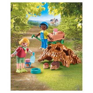 Enfants avec famille de hérissons