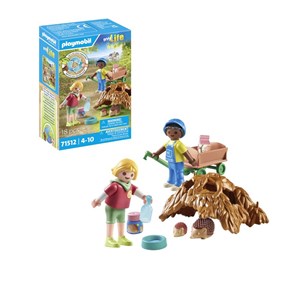 Enfants avec famille de hérissons