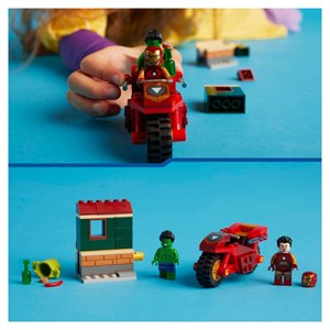 Lego iron man avec une moto et hulk