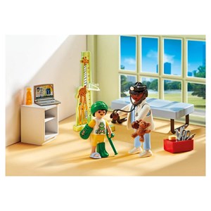 Pediatre avec enfant