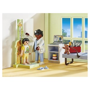 Pediatre avec enfant