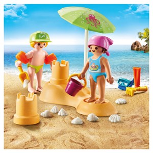 Enfants avec jouets de plage