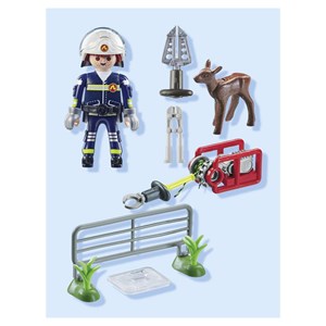 Pompier avec faon à sauver