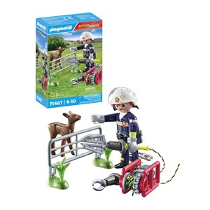 Pompier avec faon à sauver