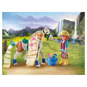 Ellie avec son cheval à coiffer