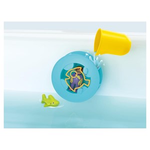 Roue aquatique avec bébé requin