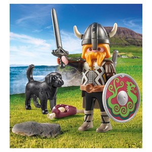 Viking avec chien, bouclier et armes