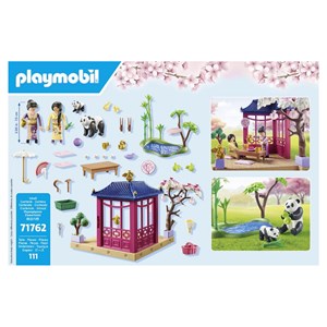 Jardin asiatique avec famille de pandas