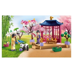 Jardin asiatique avec famille de pandas