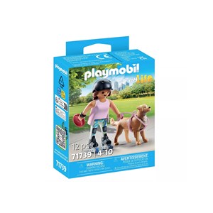 Jeune fille rolleuse avec retriever