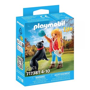 Jeune fille avec chien de montagne