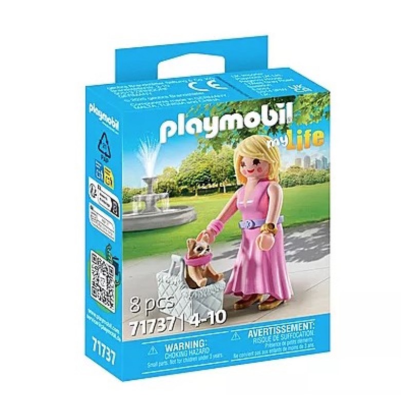 Dame avec chihuahua et panier transport