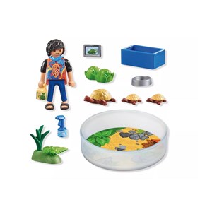 Garçon familde tortues dans un terrarium