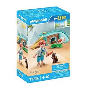 Enfant 2 cochons d'inde et aire de jeux
