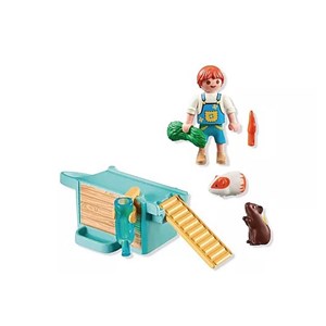 Enfant 2 cochons d'inde et aire de jeux