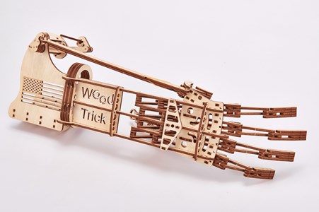 Maquette en bois de main bionique