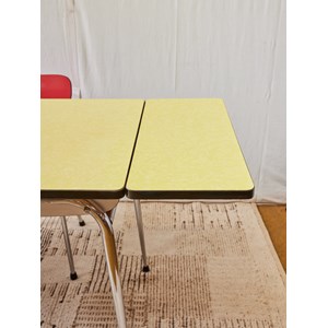 Ensemble de table et chaises en formica jaune et rouge n°11