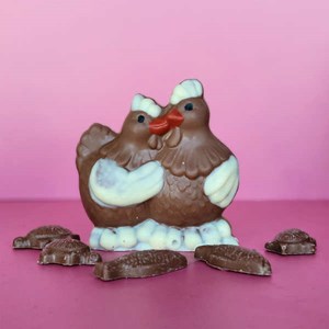 Poules câlines et fritures de pâques en chocolat au lait