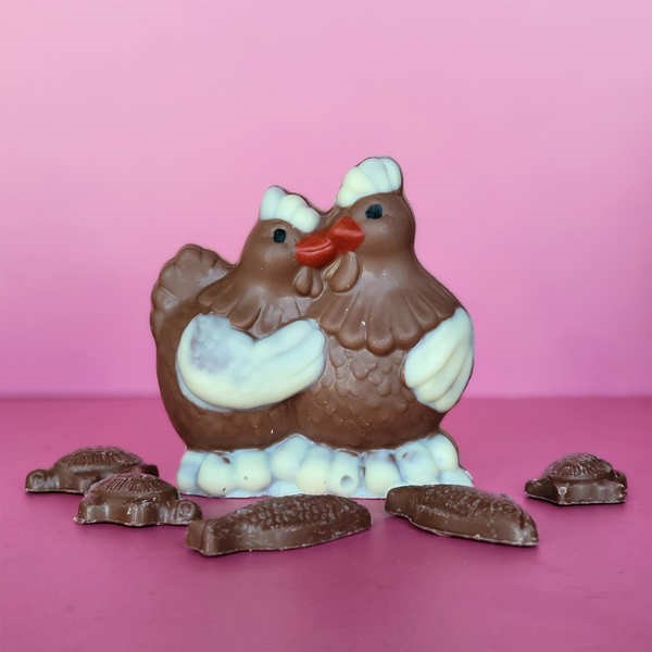 Poules câlines et fritures de pâques en chocolat au lait
