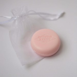 Savon macaron rose en pochon