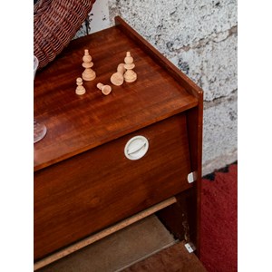 Meuble à chaussures bas en bois foncé n°534