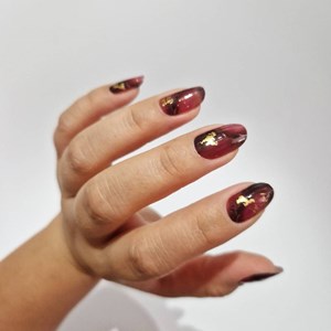 Vernis autocollant golden velvet - manucure facile longue tenue Bordeaux et or velours