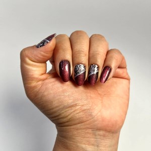 Vernis autocollant velvet rose - manucure facile longue tenue Bordeaux dentelle