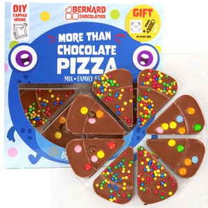 Pizza 8 parts en chocolat au lait décoré de confiseries