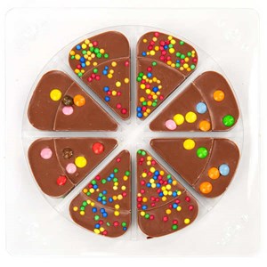 Pizza 8 parts en chocolat au lait décoré de confiseries