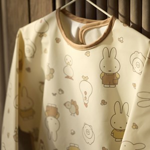 Bavoir à manches imperméable miffy family farm