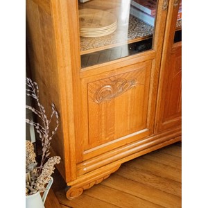 Vitrine en chêne sculpté et verre n°179
