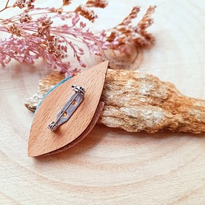 Broche en bois et cuir tulipe sirène