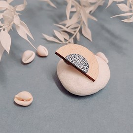 Broche en bois mini lune sirène