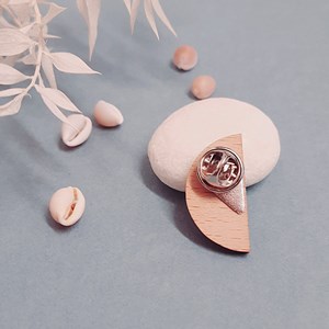 Broche en bois mini lune sirène