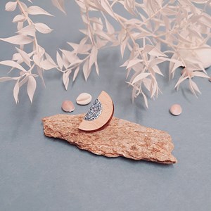 Broche en bois mini lune sirène