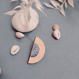 Broche en bois mini lune sirène