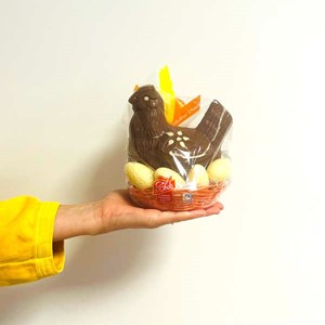 Poule et ses oeufs de pâques en chocolat