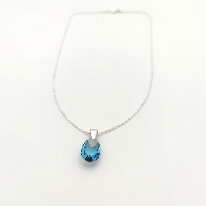 Collier cristal facetté bleu clair