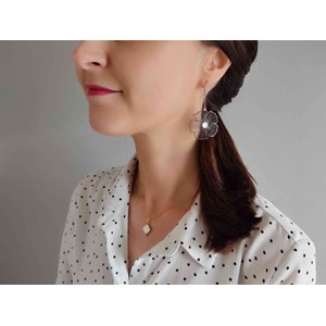 Boucles d'oreilles fleur nacre