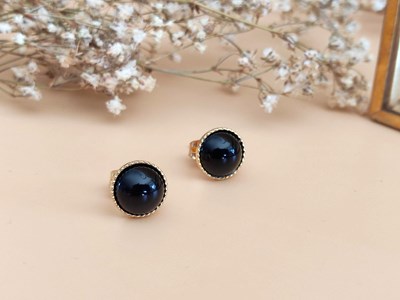Clous d'oreille dentelés dorés et agate