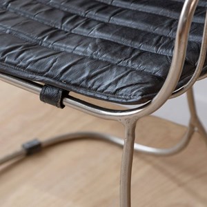 Chaise en tissu et métal