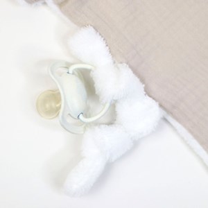 Doudou lange lapin amande