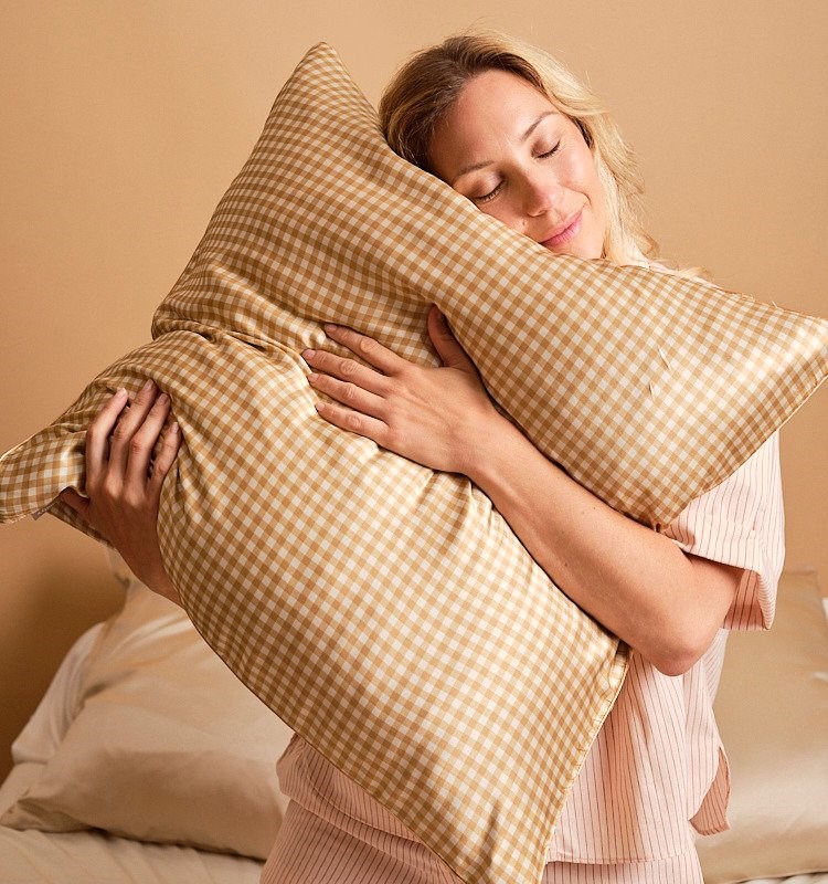 Taie d'oreiller soie vichy camel 65x65