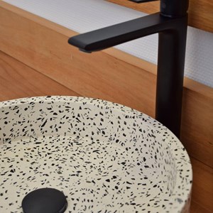 Vasque ronde en terrazzo crème arlequin
